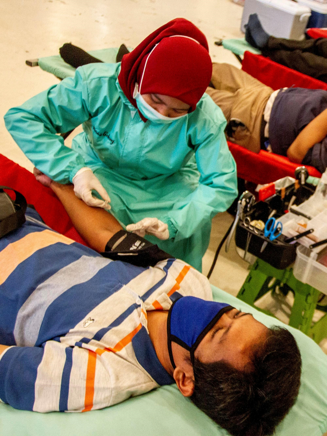 Petugas Palang Merah Indonesia (PMI) melakukan transfusi darah pendonor saat kegiatan Gebyar Donor Darah di Karawang, Jawa Barat, Sabtu (12/6/2021). Foto: M Ibnu Chazar/ANTARA FOTO