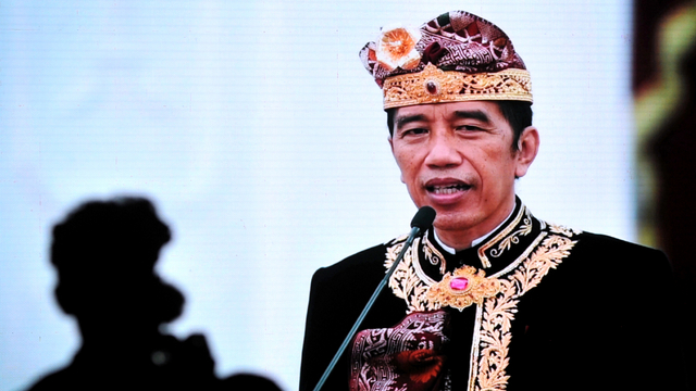 Presiden Joko Widodo menyampaikan sambutan secara virtual pembukaan Pesta Kesenian Bali ke-43 di Taman Budaya Bali, Denpasar, Bali, Sabtu (12/6). Foto: Fikri Yusuf/ANTARA FOTO