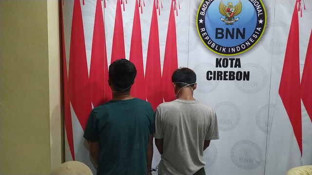 Badan Narkotika Nasional (BNN) Kota Cirebon, Jawa Barat, meringkus pria kembar penjual obat keras tanpa izin edar. (Anastasya)