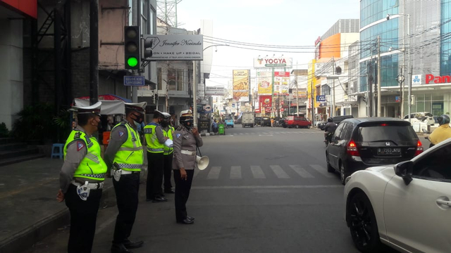 Polres Cirebon Kota melakukan sosialisasi tilang elektronik. Pemberlakuan electronic traffic law enforcement (ETLE) di Kota Cirebon, saat ini belum dapat dilakukan karena ada sejumlah kendala teknis. (Frans)
