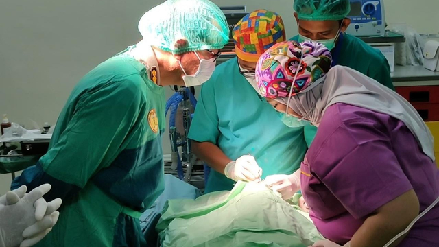 Tim dokter melakukan operasi bibir sumbing seorang anak di RS Bhayangkara Polda Aceh dalam kegiatan bakti kesehatan menyambut HUT Bhayangkara. Foto: Dok. Polda Aceh