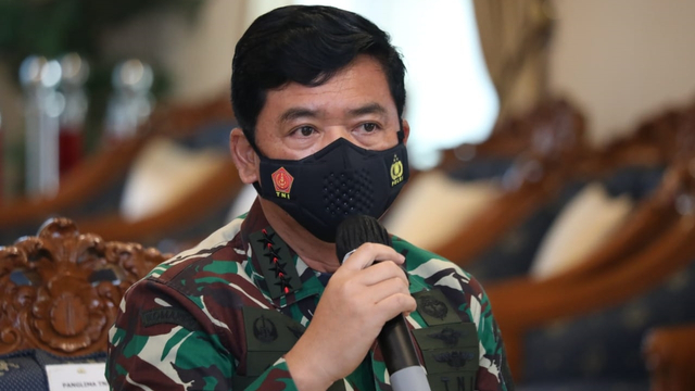 Panglima TNI Marsekal Hadi Tjahjanto bertemu sejumlah pihak membahas antisipasi lonjakan kasus COVID-19 di Jakarta, Sabtu (12/6). Foto: Puspen TNI