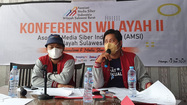 Anhar (kanan) dan Busman Rasyid kembali terpilih sebagai Ketua dan Sekretaris AMSI Sulawesi Barat periode 2021-2024. Foto: Dok. AMSI Sulbar