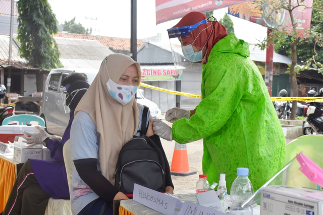 Pedagang dan pengunjung Pasar Trayeman, Slawi, disuntik vaksin Jumat (11/06/2021).  (Foto: Dok. Humas Pemkab Tegal)
