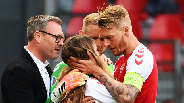 Momen ketika Christian Eriksen kolaps dalam pertandingan Denmark vs Finlandia di Euro 2020. Simon Kjaer berusaha tenangkan kekasih Eriksen. Foto: REUTERS