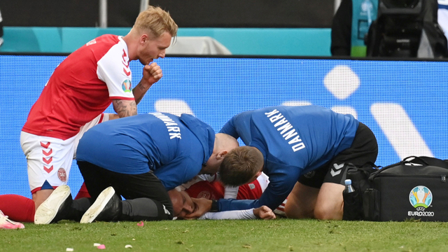 Momen ketika Christian Eriksen kolaps dalam pertandingan Denmark vs Finlandia di Euro 2020. Ada Simon Kjaer di sisinya. Foto: REUTERS