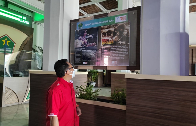 Wali Kota Malang, Sutiaji melihat salah satu poster musisi Indonesia di Lobby Balai Kota Malang. (Foto: Dokumen)