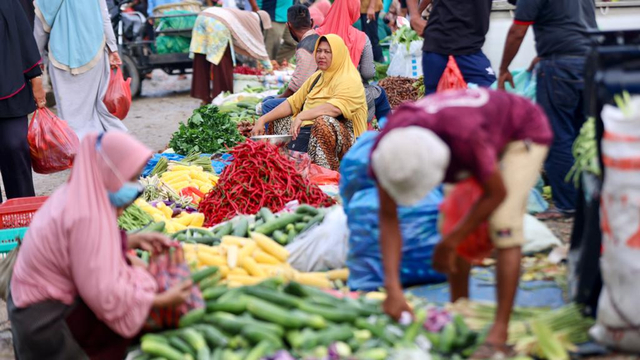 Pedagang dan pembeli di Pasar Almahirah, Lamdingin, Banda Aceh. Foto: Suparta/acehkini