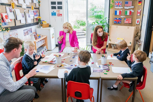 Gaya Kompak Kate Middleton & Jill Biden saat Mengunjungi Sekolah di Inggris Foto: Instagram @flotus