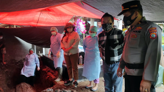 Proses pembongkaran makam Valentina Moniug di Minsel disaksikan oleh Pengacara Keluarga, Anggota DPRD Sulawesi Utara dan pihak Kepolisian 