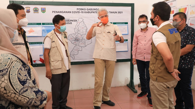 Gubernur Ganjar Pranowo mengunjungi Posko Gabungan Penanganan COVID-19 di Kab. Kudus. Minggu (13/6). Foto: Dok. Istimewa