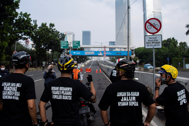 Sejumlah pesepeda dari Bike to Work Indonesia dan mitra koalisinya menunggu pencopotan rambu bertuliskan kecuali road bike di sekitar JLNT Casablanca. Foto: Sigid Kurniawan/Antara Foto