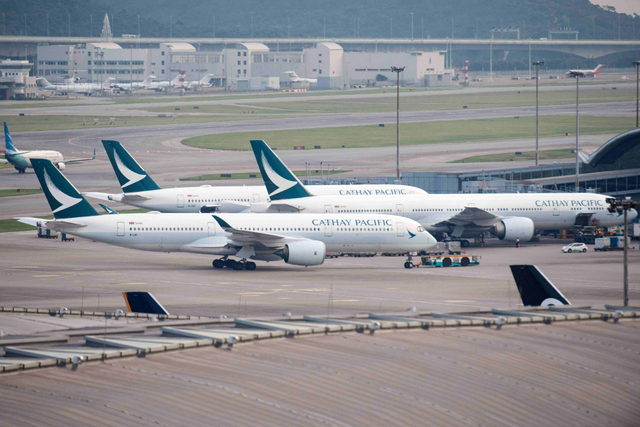 Ilustrasi Cathay Pacific Airways. Foto: Anthony Wallace/AFP