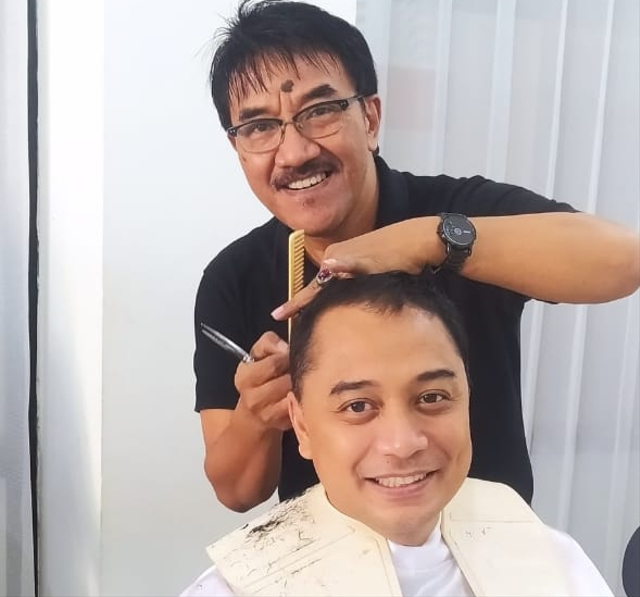 Hendy Prayitno saat memotong rambut wali kota Surabaya Eri Cahyadi. Selain Eri Cahyadi, Hendy juga menjadi hairstylist langganan Bambang DH.