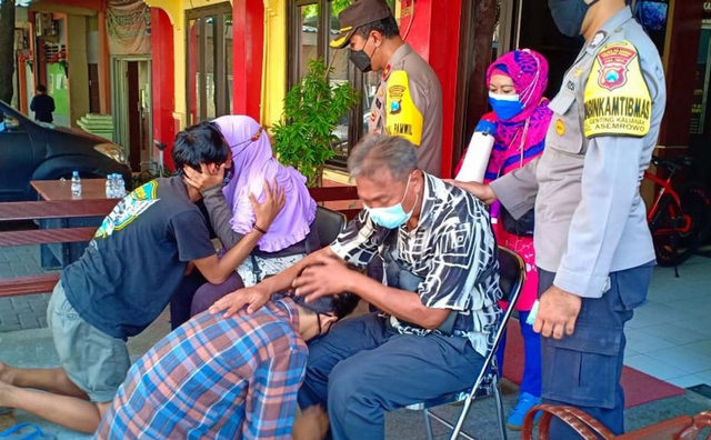 Diciduk Polisi, 11 Remaja Pembalap Liar di Surabaya Mewek di Depan Orang Tua