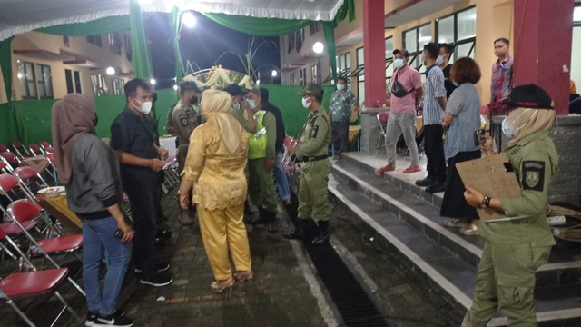 Petugas membubarkan kegiatan hajatan yang digelar di salah satu gedung pertemuan di kawasan Jebres, Kota Solo, Sabtu malam (12/06/2021)
