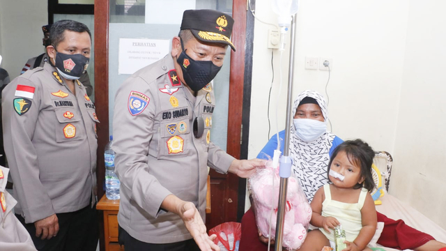 Wakapolda Papua, Brigjen Pol Eko Rudi Sudarto saat menjenguk pasien anak usai operasi bibir sumbing. (Dok Humas Polda Papua) 