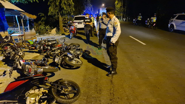 Petugas gabungan dari Polres Tuban saat mengamankan sepeda motor yang digunakan untuk balap liar. Minggu (13/06/2021)