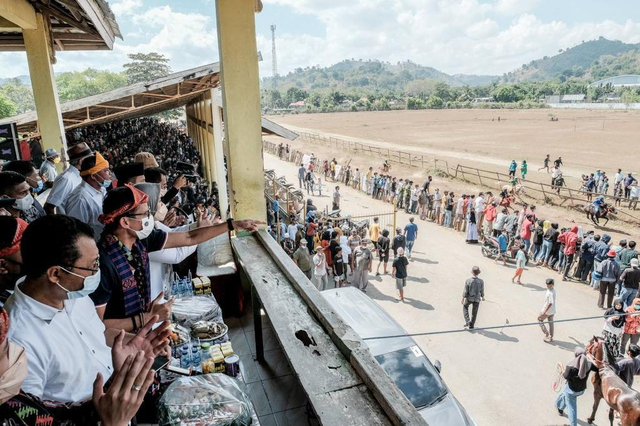 Menparekraf Sandiaga Uno, saat menyaksikan event pacuan kuda di Desa Panda, Libelo, Bima, NTB, Minggu (13/6). Foto: Dok. Kemenparekraf
