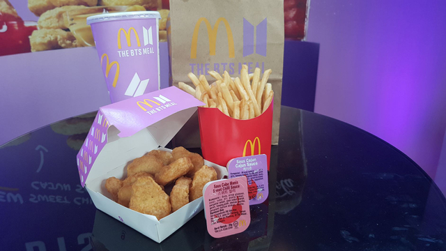 Cewek Ini Nangis Tak Nyangka Ayahnya Pakai Gelas BTS Meal Jadi Wadah Cacing (231217)
