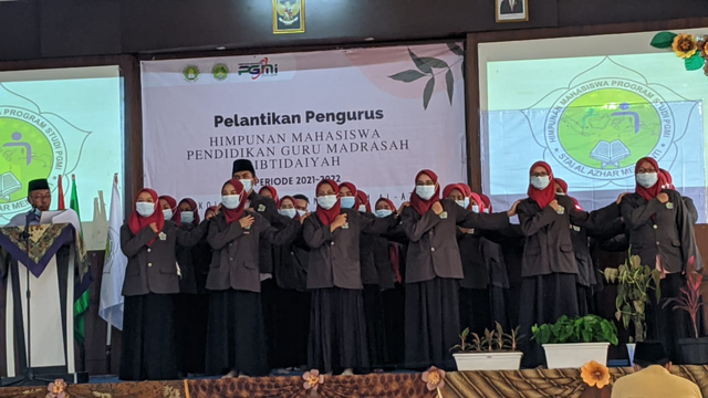 Prosesi Pelantikan Pengurus Himpunan Mahasiswa Prodi PGMI STAI Al-Azhar Menganti Gresik Priode 2021-2022. (dok/hmppgmi)