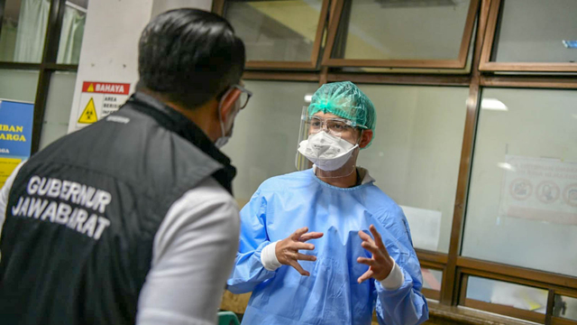 Gubernur Jabar, Ridwan Kamil, meninjau ketersediaan tempat tidur pasien COVID-19 di RSUP Dr. Hasan Sadikin pada Sabtu (12/6) malam.  Foto: Dok. Pemprov Jabar