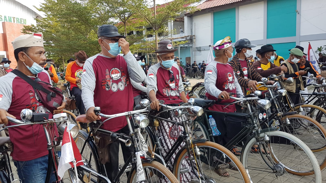 Ratusan pecinta sepeda ontel kumpul di Cirebon mendeklarasikan Komunitas Onthelis Angkatan Lansia (KOAL), Minggu (13/6/2021). (Istimewa)