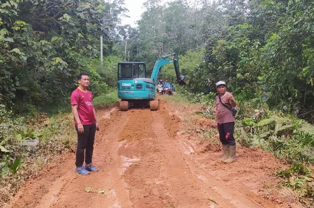 apolsek Payung, Iptu Joniarto saat meninjau pekerjaan perbaikan jalan akses utama menuju pesantren Tahfiz Quran di Dusun Pengkalen Batu.