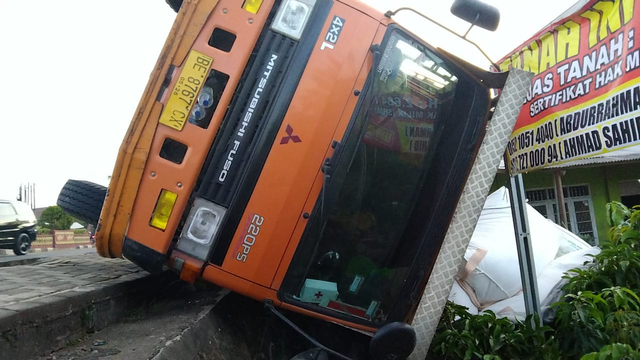 Fuso Muatan Tepung Tapioka Terguling di Depan Living Plaza Lampung (1)
