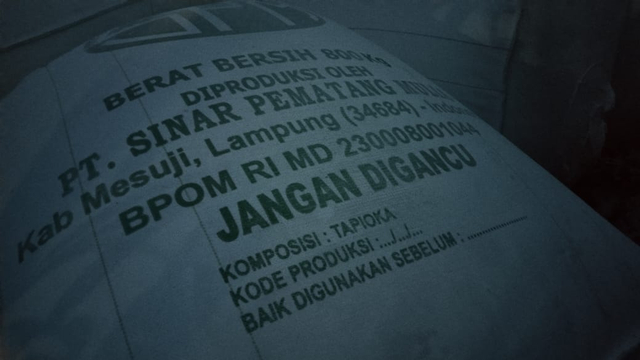 Fuso Muatan Tepung Tapioka Terguling di Depan Living Plaza Lampung (2)