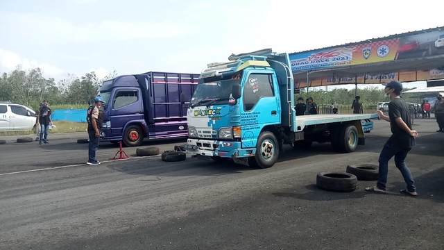 Suasana balapan truk di Gunungkidul. Foto: istimewa