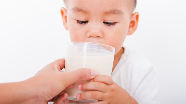 Kapan Bayi Boleh Diberi Minum Susu Sapi? Foto: Shutterstock