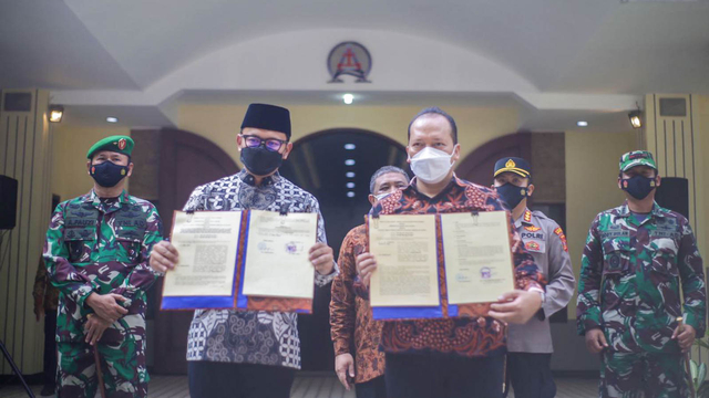 Penyerahan Berita Acara Serah Terima (BAST) hibah lahan dari Wali Kota Bogor Bima Arya kepada Ketua Majelis Jemaat GKI Pengadilan Bogor Krisdianto di halaman GKI Pengadilan Bogor. Foto: Dok. Istimewa