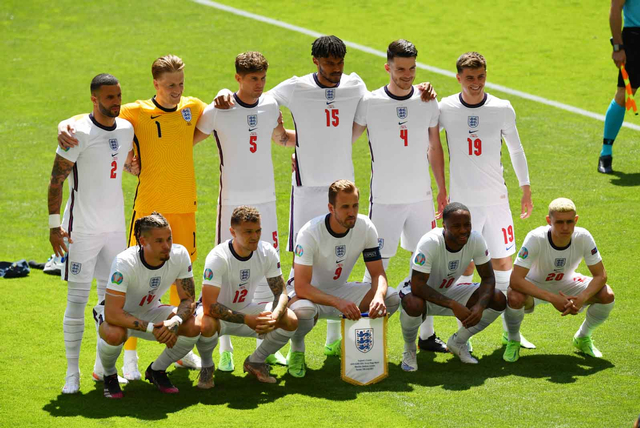 Tim Inggris sebelum pertandingan Euro 2020 melawan Kroasia di Stadion Wembley, London, Inggris (13/6). Foto: Pool via REUTERS