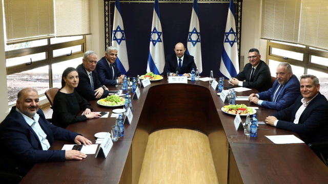 Pemimpin partai dari pemerintah koalisi baru  Israel, di Knesset, Parlemen Israel, di Yerusalem, Minggu (13/6). Foto: Ariel Zandberg/Handout via REUTERS