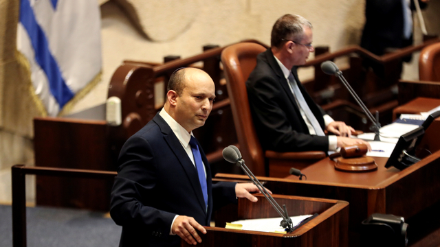 Naftali Bennett, yang ditunjuk sebagai Perdana Menteri Israel berbicara di Knesset, parlemen Israel, di Yerusalem, Minggu (13/6). Foto: Ronen Zvulun/REUTERS