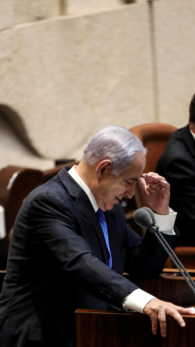 Kepala oposisi Benjamin Netanyahu berbicara setelah pemungutan suara untuk koalisi baru di Knesset, parlemen Israel, di Yerusalem, Minggu (13/6). Foto: Ronen Zvulun/REUTERS