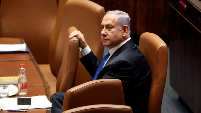 Kepala oposisi Benjamin Netanyahu duduk setelah pemungutan suara untuk koalisi baru di Knesset, parlemen Israel, di Yerusalem, Minggu (13/6). Foto: Ronen Zvulun/REUTERS