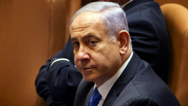 Kepala oposisi Benjamin Netanyahu bereaksi setelah pemungutan suara untuk koalisi baru di Knesset, parlemen Israel, di Yerusalem, Minggu (13/6). Foto: Ronen Zvulun/REUTERS