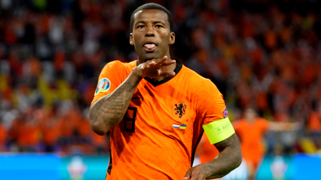 Pemain Belanda Georginio Wijnaldum merayakan gol pertama mereka di Johan Cruyff Arena, Amsterdam, Belanda, Senin (14/6) WIB. Foto: Pool via REUTERS/Peter Dejong