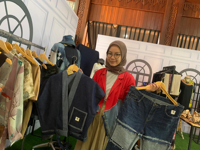 Dilla, desainer muda asal Pontianak, menunjukkan pakaian bekas yang udah ia olah menjadi lebih kekinian. Foto: Teri/Hi!Pontianak
