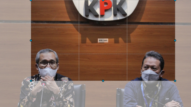 Foto yang diberi grid menunjukkan kondisi logo KPK pada saat konferensi pers Wakil Ketua KPK Alexander Marwata (kiri) dengan Wamen KP Wahyu Trenggono, Rabu (9/6). Foto: Reno Esnir/Antara Foto