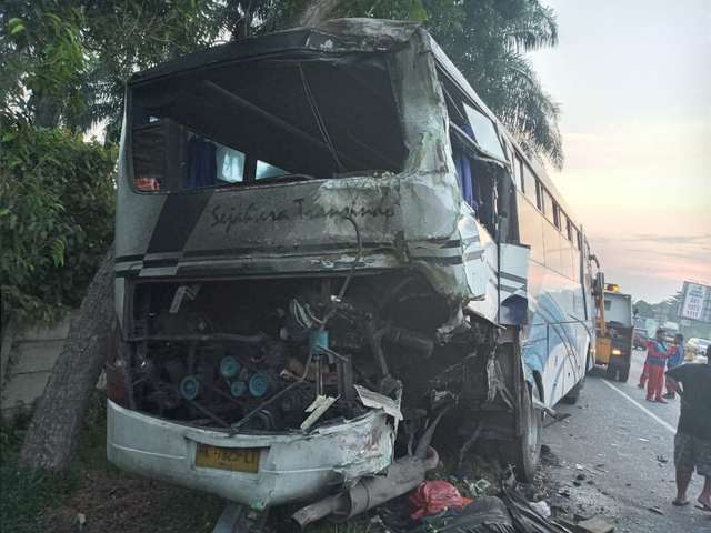 Petugas menderek bus dan truk yang terlibat kecelakaan di Deli Serdang, Sumatera Utara. Foto: Dok. Istimewa
