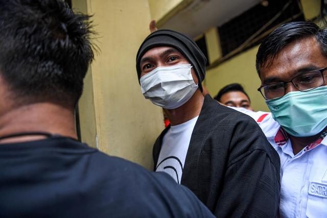 Musisi Erdian Aji Prihartanto alias Anji berjalan menuju ruang pemeriksaan kesehatan di Polres Metro Jakarta Barat, Jakarta, Senin (14/6/2021). Foto: Sigid Kurniawan/Antara Foto