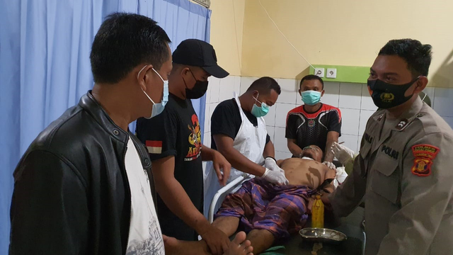 Pelaku pembunuhan di Kecamatan Bengalon, Kutai Timur, menjalani perawatan usai diamankan petugas. Foto: Dok. Istimewa