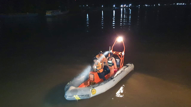 SAR Asmat melakukan pencarian seorang anak yang terjatuh di Dermaga Pelabuhan Asmat. (Dok SAR Asmat) 