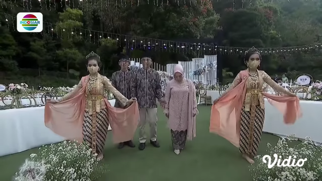 Hangat, Ini 5 Momen Pertemuan Keluarga Rizky Billar dan Lesty di Acara Lamaran (42088)