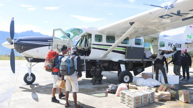 Aktivitas penerbangan di Bandara Aminggaru Ilaga, Kabupaten Puncak. (Dok foto: Humas Polda Papua) 