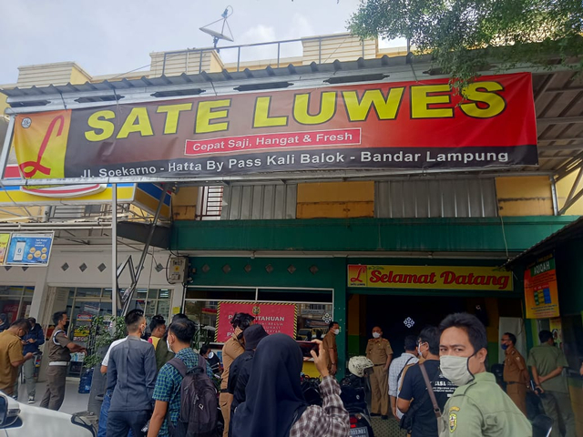 Sidak Penunggak Pajak di Bandar Lampung, Sate Luwes hingga Daily Cafe Disegel (1)