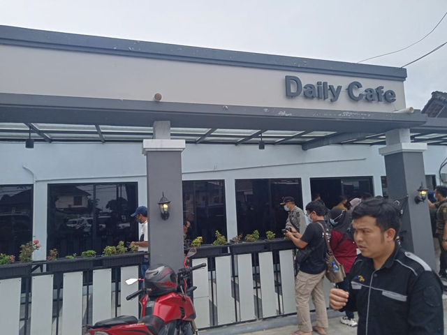 Sidak Penunggak Pajak di Bandar Lampung, Sate Luwes hingga Daily Cafe Disegel (4)